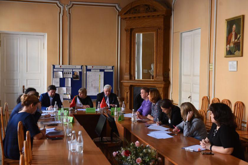 ICRM院长弗拉迪斯拉夫·斯坦尼斯拉沃维奇·科萨克出席了此次圆桌会议